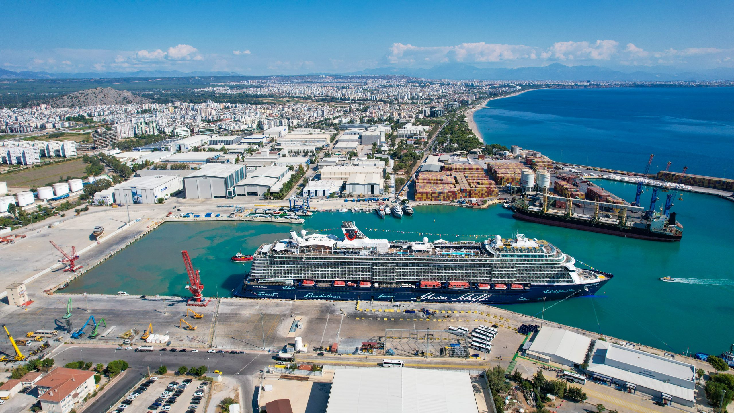 Lüks yolcu gemisi Mein Schiff 6 Antalya’ya geldi