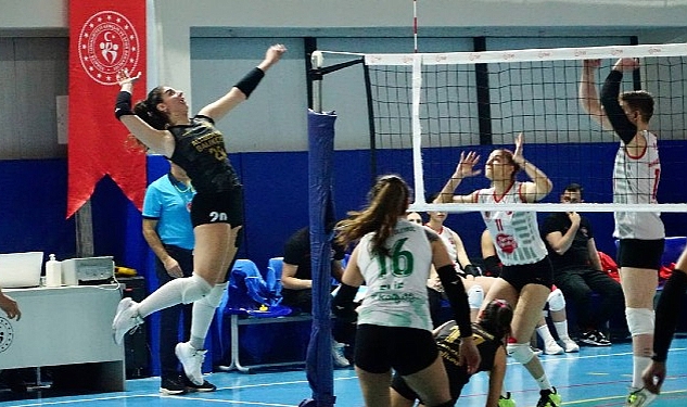 Altınoluk Voleybol yoluna kayıpsız devam ediyor