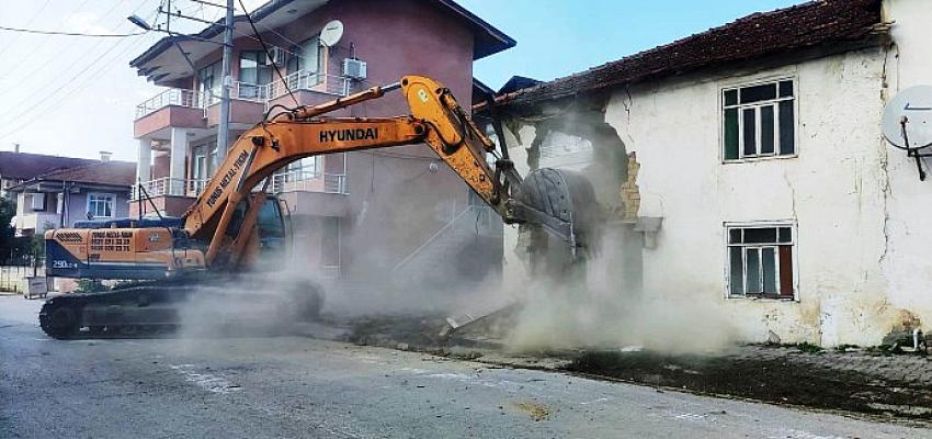 Kartepe’de Metruk ve Orta Hasarlı Bina Temizliği