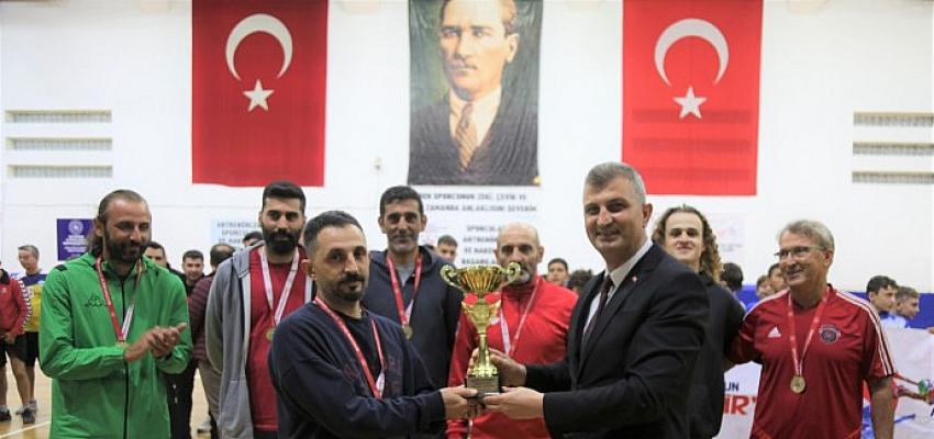 Kurumlar Arası Voleybol Turnuvası Şampiyonu Gölcük Belediyesi