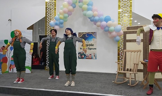 Nevşehir Belediyesi Şehir Tiyatrosu oyuncuları, ‘Pinokyo’ adlı oyunlarını bu kez depremzede, yetim ve öksüz çocuklar için sahneledi
