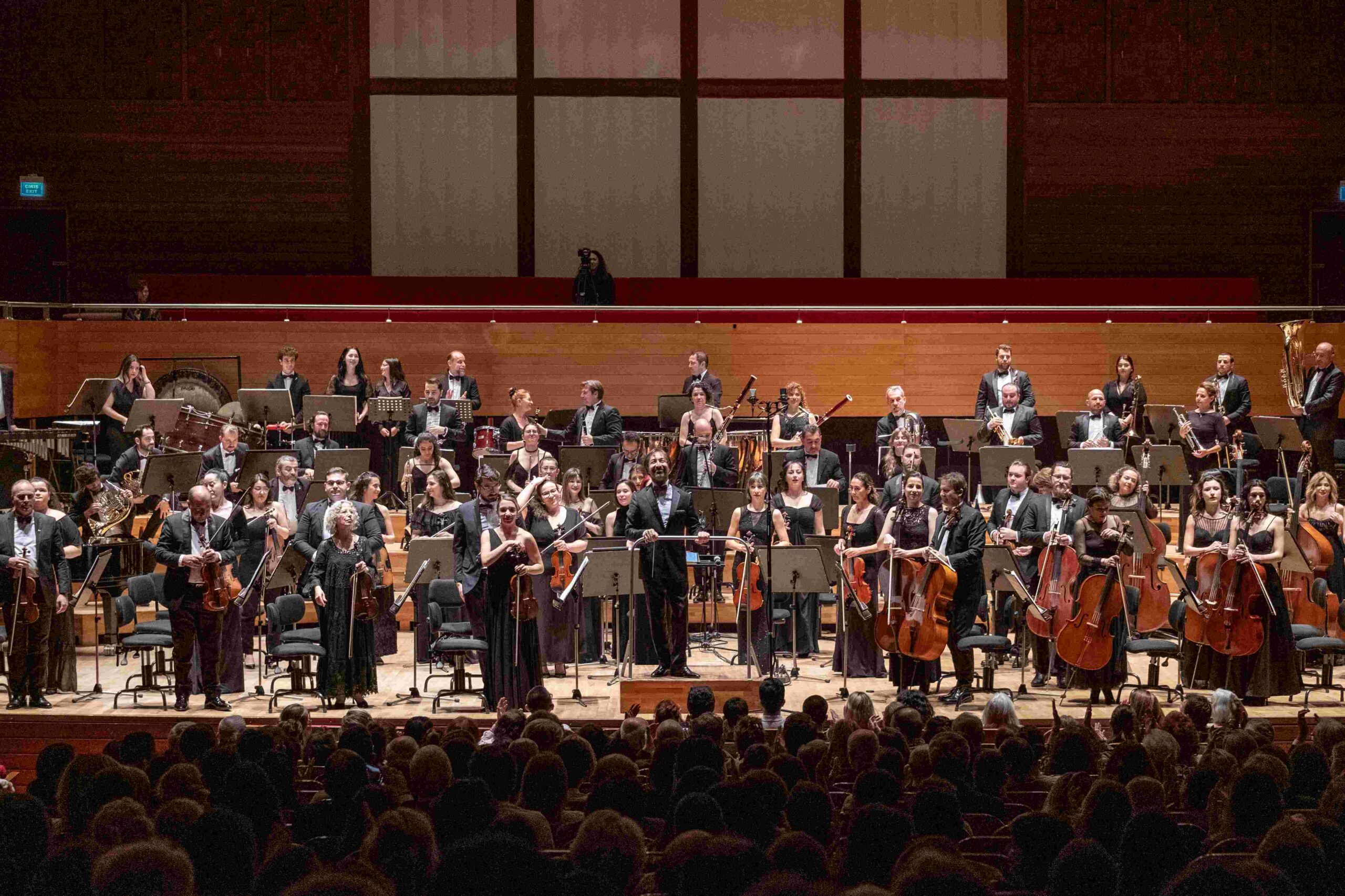 Olten filarmoni orkestrası ve Daniel Cıobanu İzmir’i büyüledi.