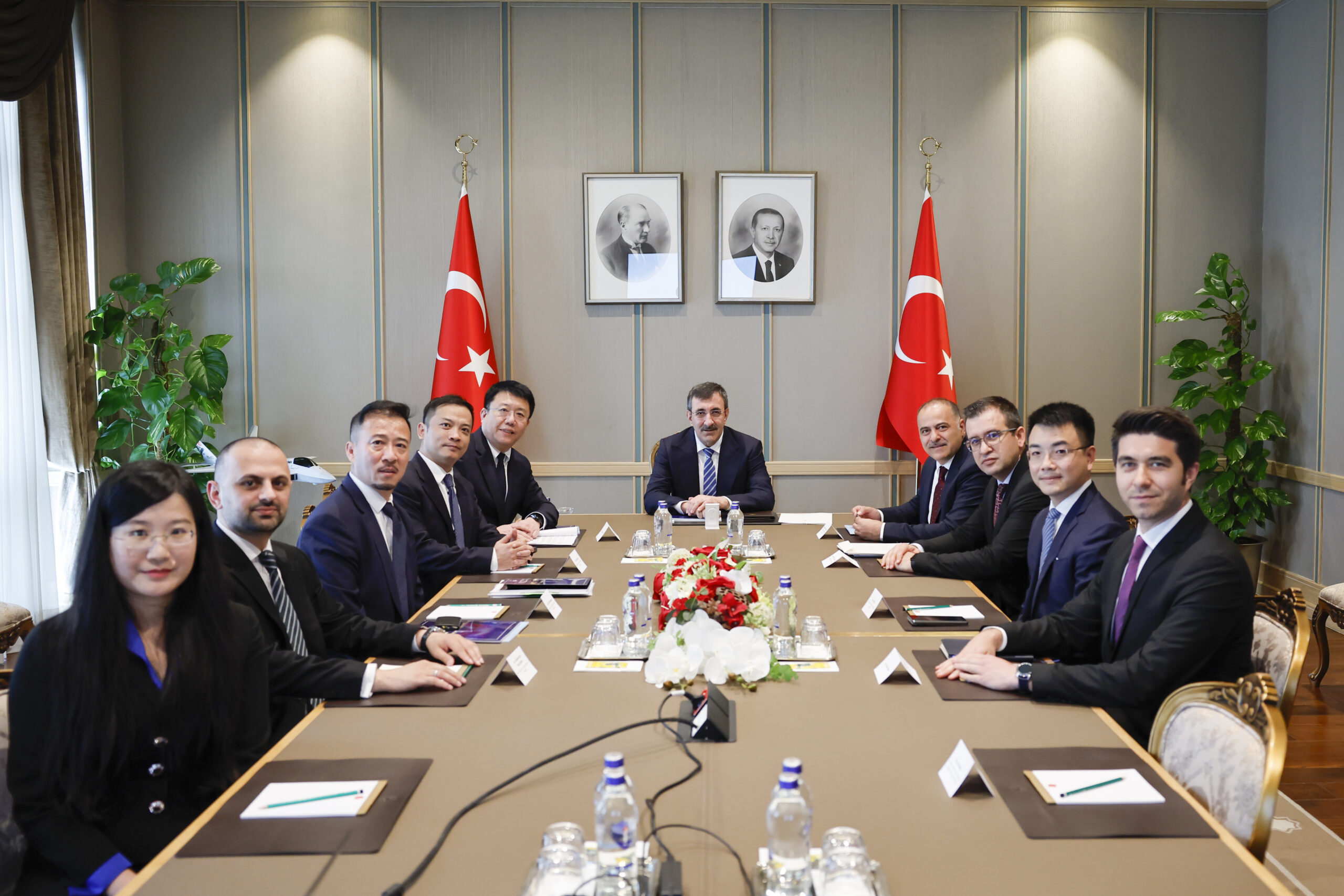 Cumhurbaşkanı Yardımcısı Cevdet Yılmaz Huawei heyetini kabul etti