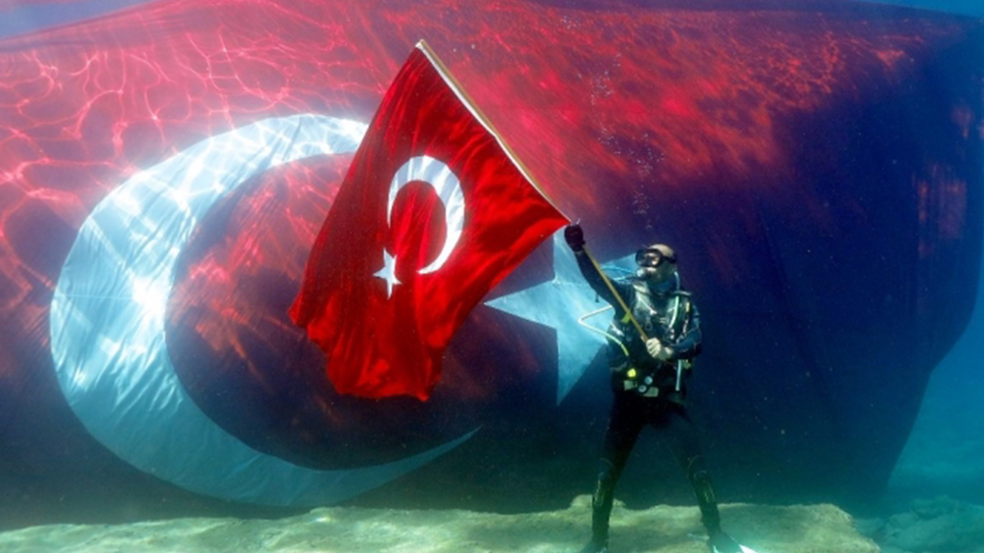 23 Nisan’ı su altında Türk bayrağı açarak kutladılar.