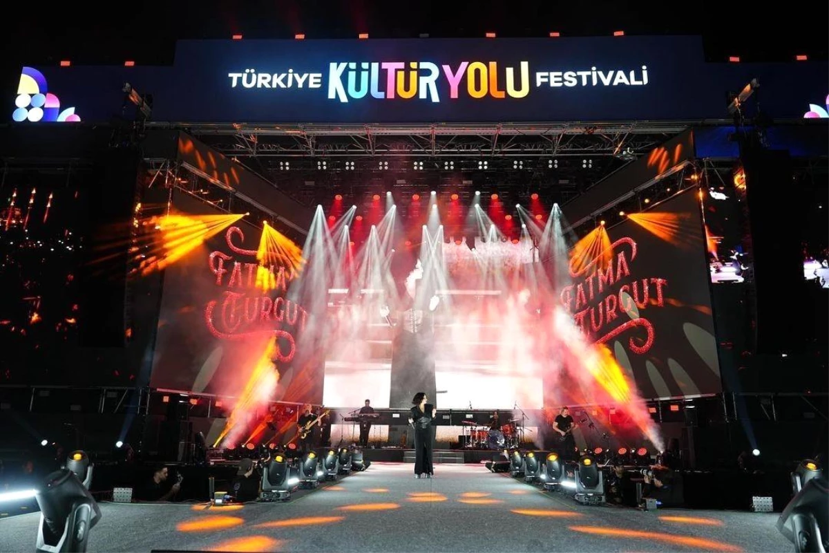 Fatma Turgut, Adana’da Uluslararası Portakal Çiçeği Karnavalı’nda konser verdi