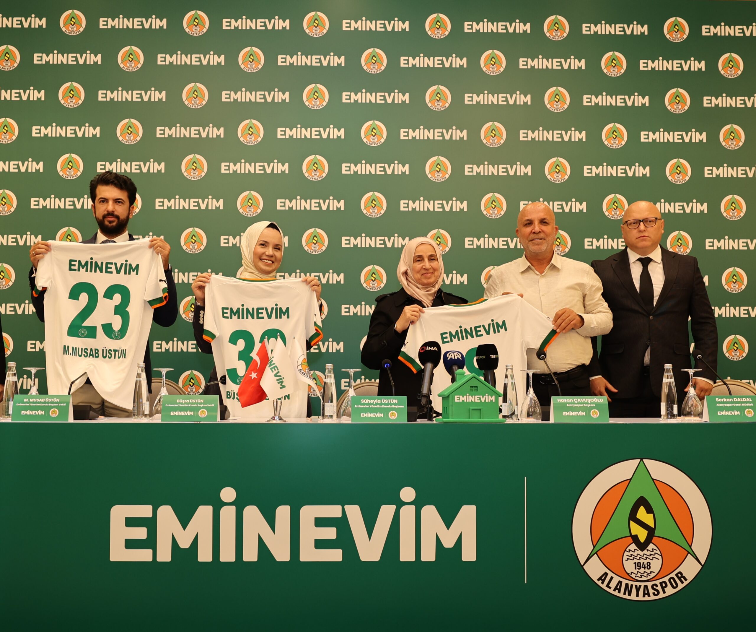 Eminevim Alanyaspor’un forma sırt sponsoru oldu