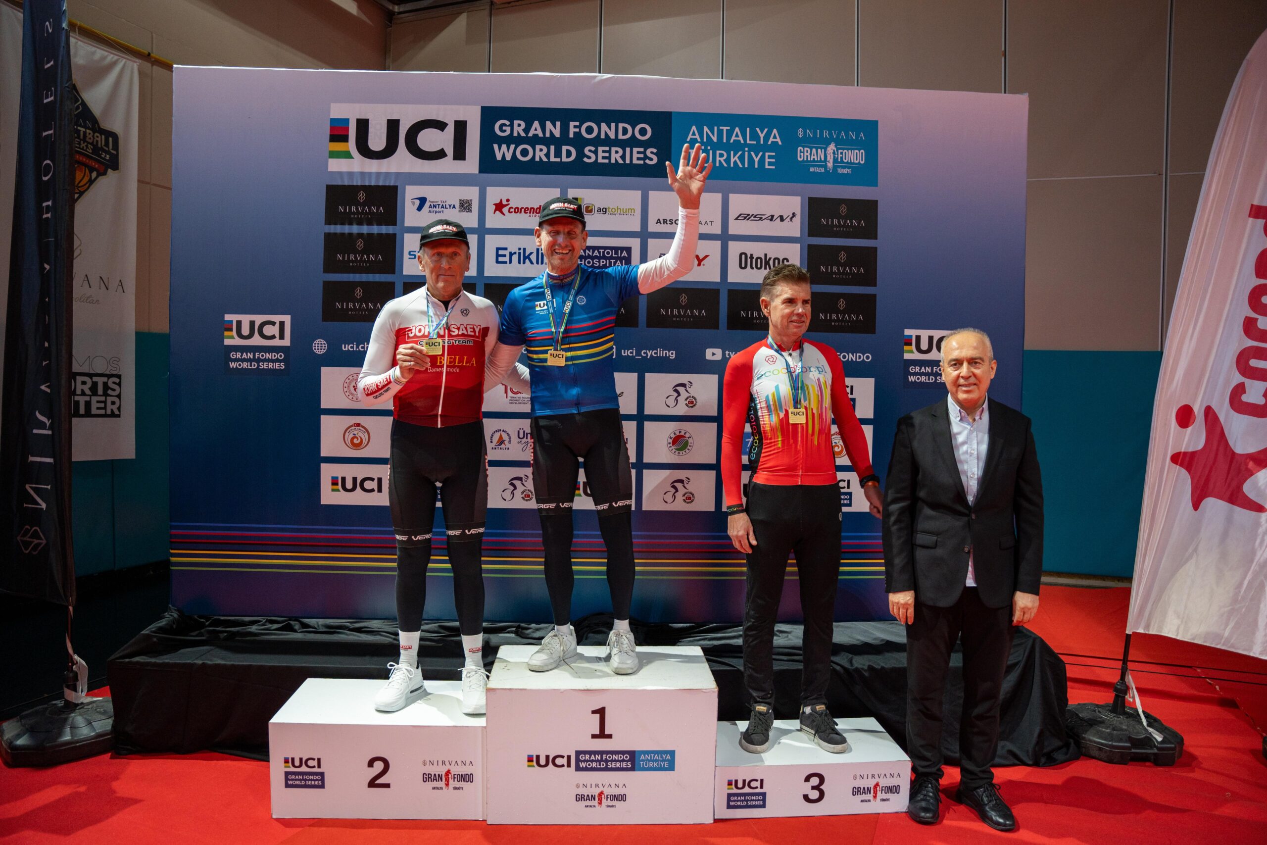 UCI Nirvana Gran Fondo World Series Antalya, dünyanın en hızlı parkuru ile büyüledi  Yarışın sonlarına doğru yağan yağmur rekabetin dozunu artırdı.