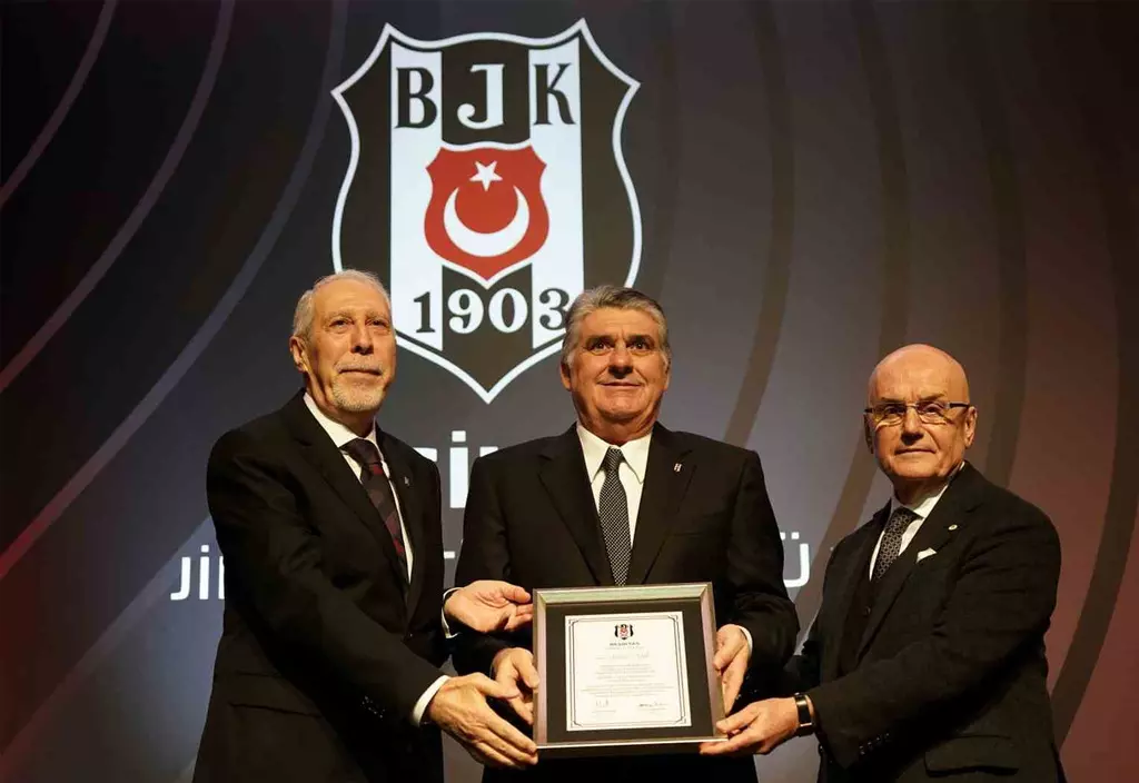 Beşiktaş’ta Başkan Serdal Adalı ve yönetimi, mazbatalarını aldı