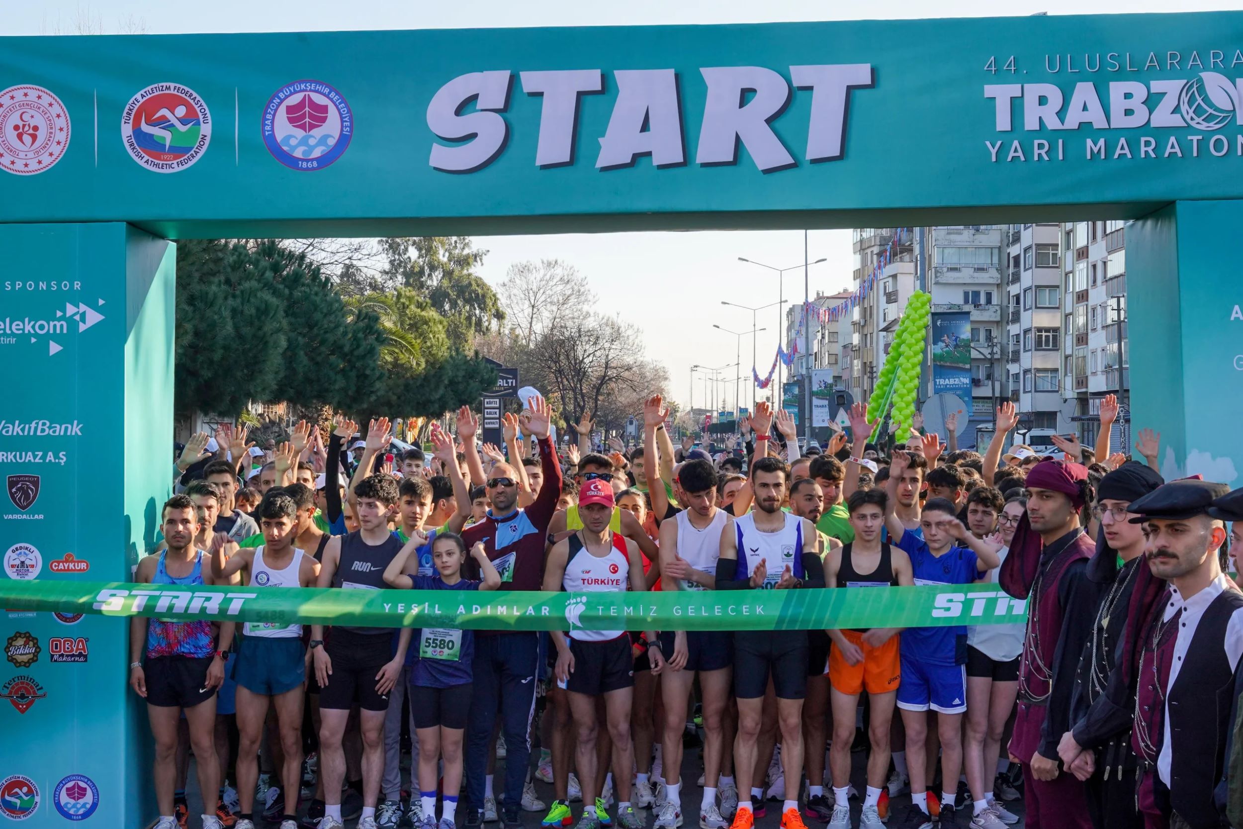 Karadeniz’in spor şehri Trabzon’da mavinin yeşille buluştuğu eşsiz manzara eşliğinde düzenlenen Trabzon Yarı Maratonu’nun 45. yılında her adım barış için atılacak