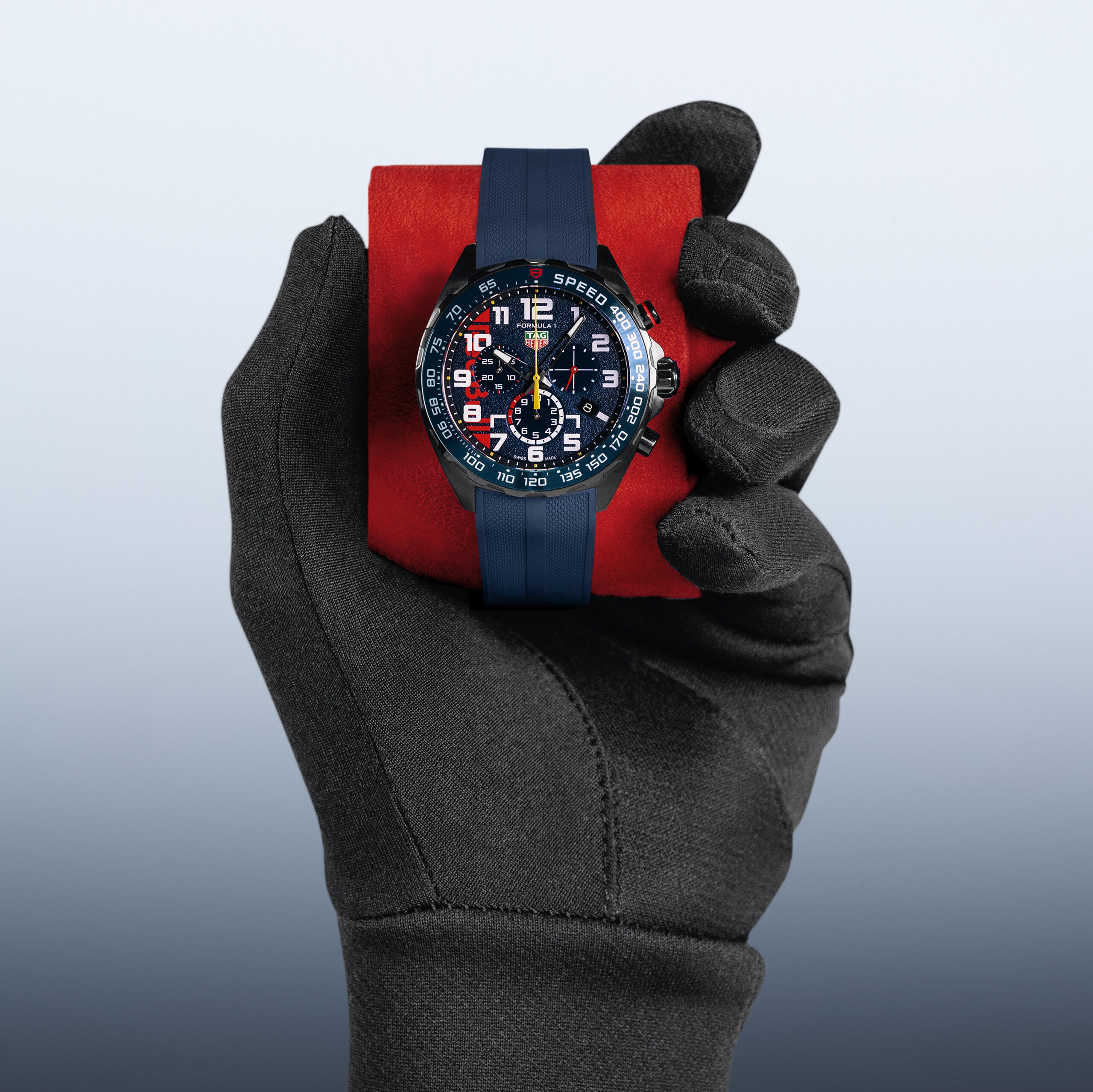 20 YILLIK YARIŞIN ŞEREFİNE:  TAG HEUER FORMULA 1 CHRONOGRAPH X ORACLE RED BULL