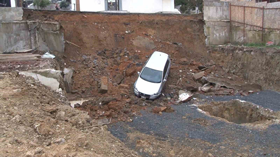 Kartal’da toprak kayması: Binadakiler tahliye edildi!