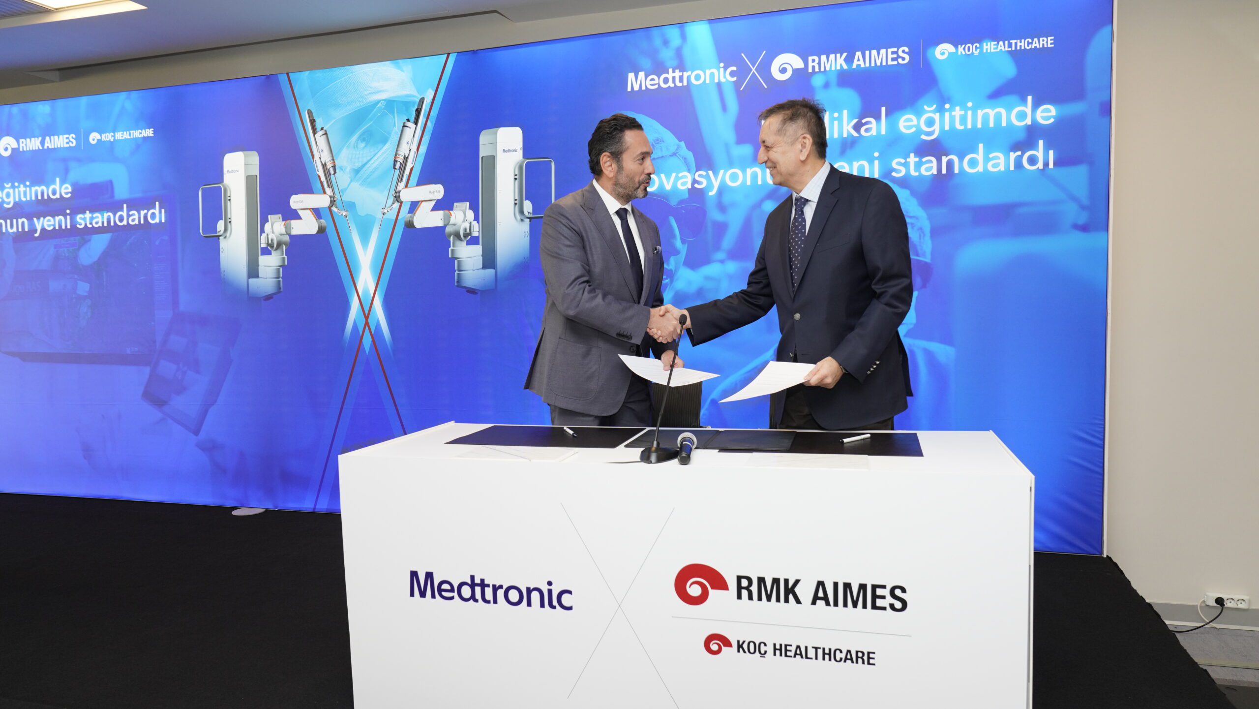 Medtronic, Koç Üniversitesi Hastanesi ve RMK AIMES Robotik Asiste Cerrahi Alanındaki İş Birliği ile Türkiye’de Bir İlke İmza Atıyor