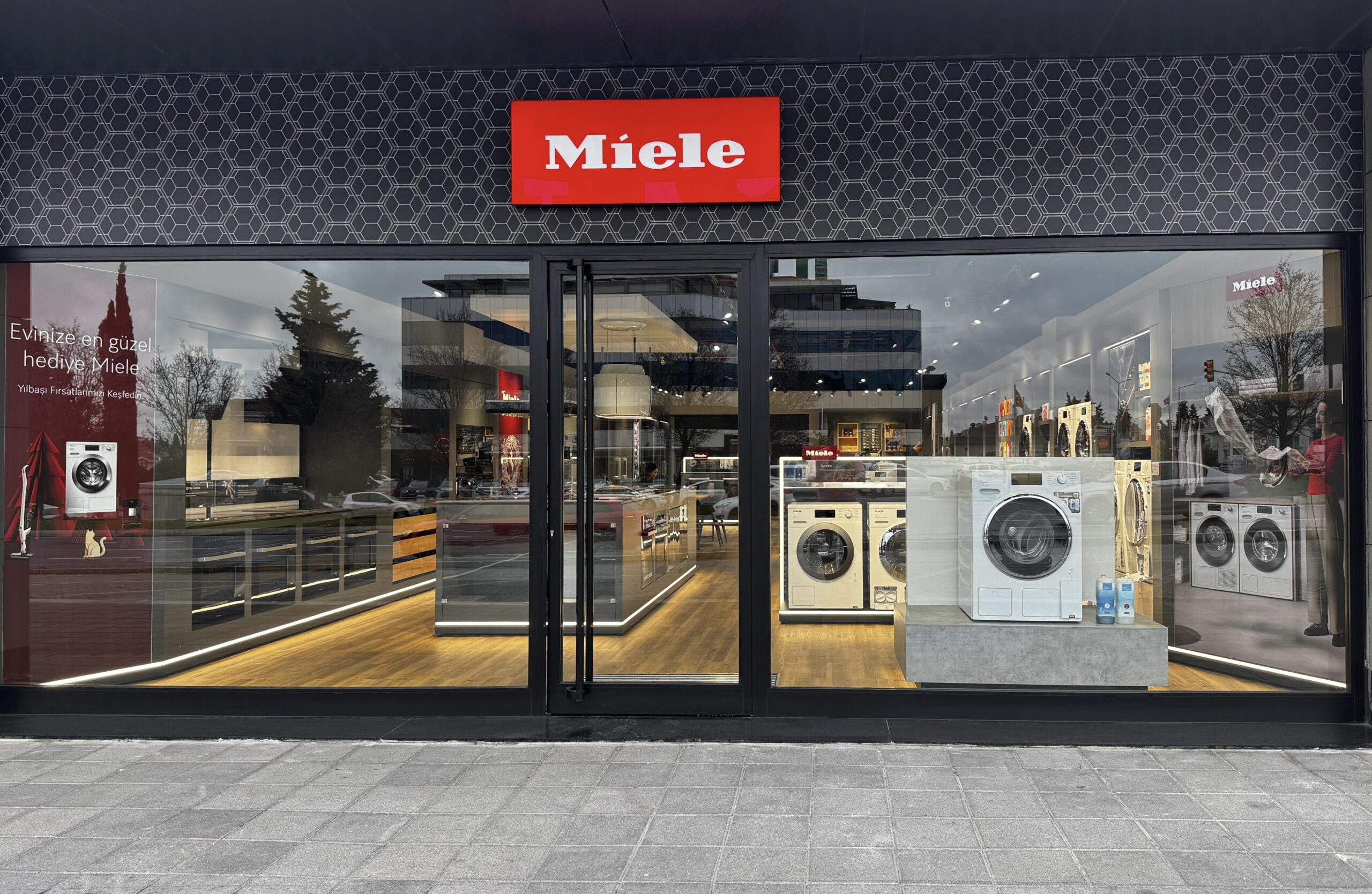 Miele, teknolojiyi şıklık ile buluşturduğu İstanbul Florya’daki yeni mağazasında eşsiz bir deneyim sunuyor