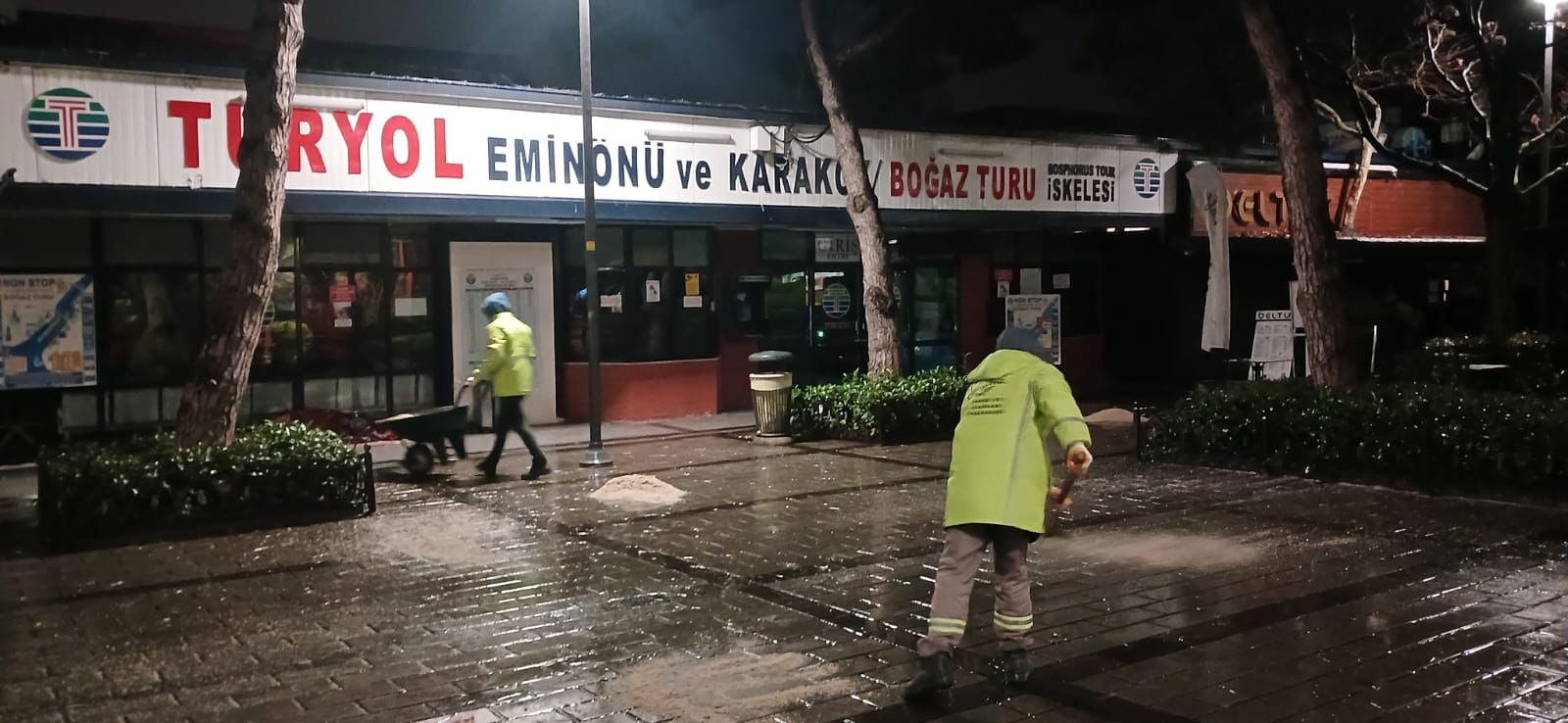 İSTANBUL’DA KARLA MÜCADELE  İBB EKİPLERİ SABAHA KADAR ÇALIŞTI