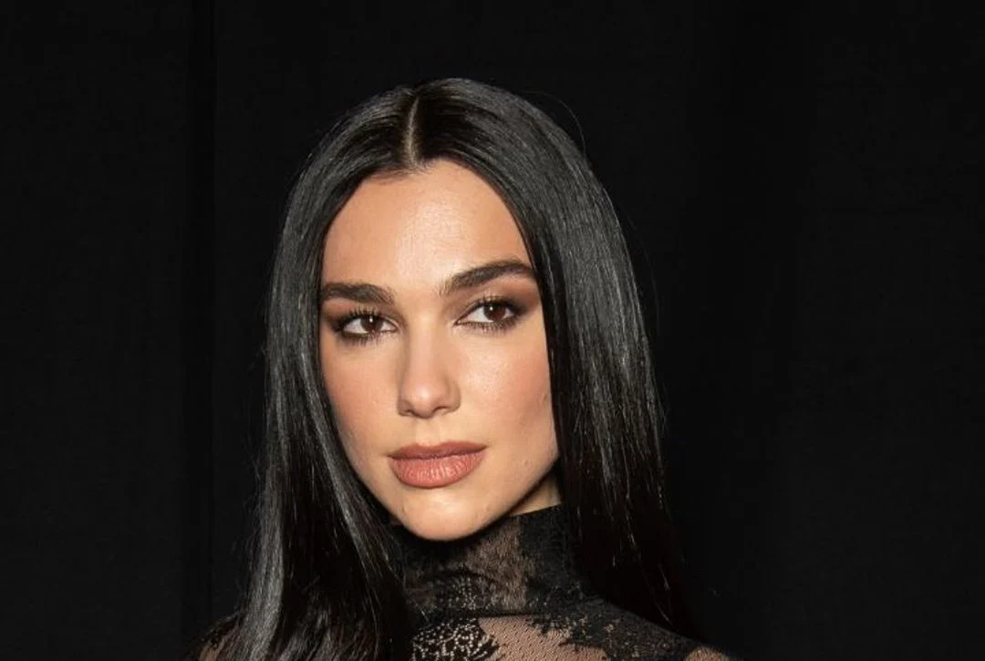 Dua Lipa cesur kıyafeti ve fit görüntüsüyle galaya damga vurdu!