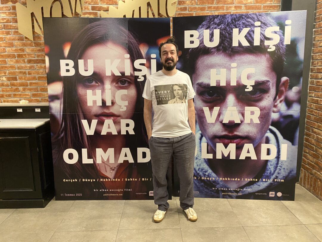 Sinema Tarihinde Bir İlk: Tamamı Yapay Zekâ ile Üretilen İlk Uzun Metrajlı Belgesel Gerçek Ötesi (Post Truth), Ön Gösterimini Paribu Cineverse Zorlu Center’da Gerçekleştirdi