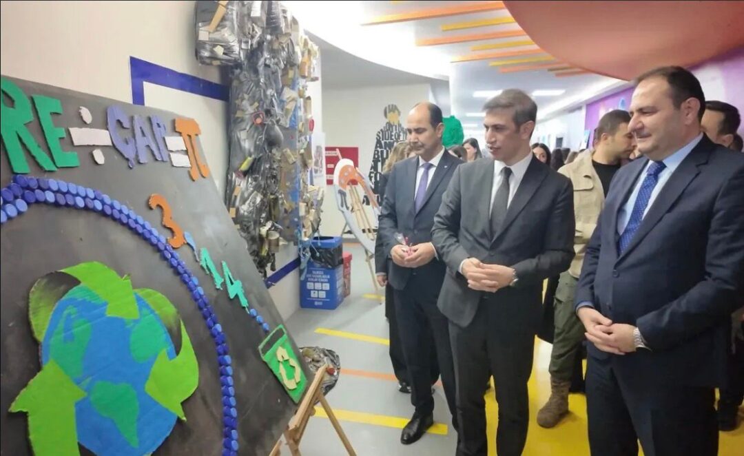 Yeşil Vatan’a Genç İmza: Lise Öğrencilerinden Çevre Bilincini Yansıtan Büyük Sergi Gençlerden Sürdürülebilirlik Hamlesi: Atık Malzemeler 300 Eserde Hayat Buldu
