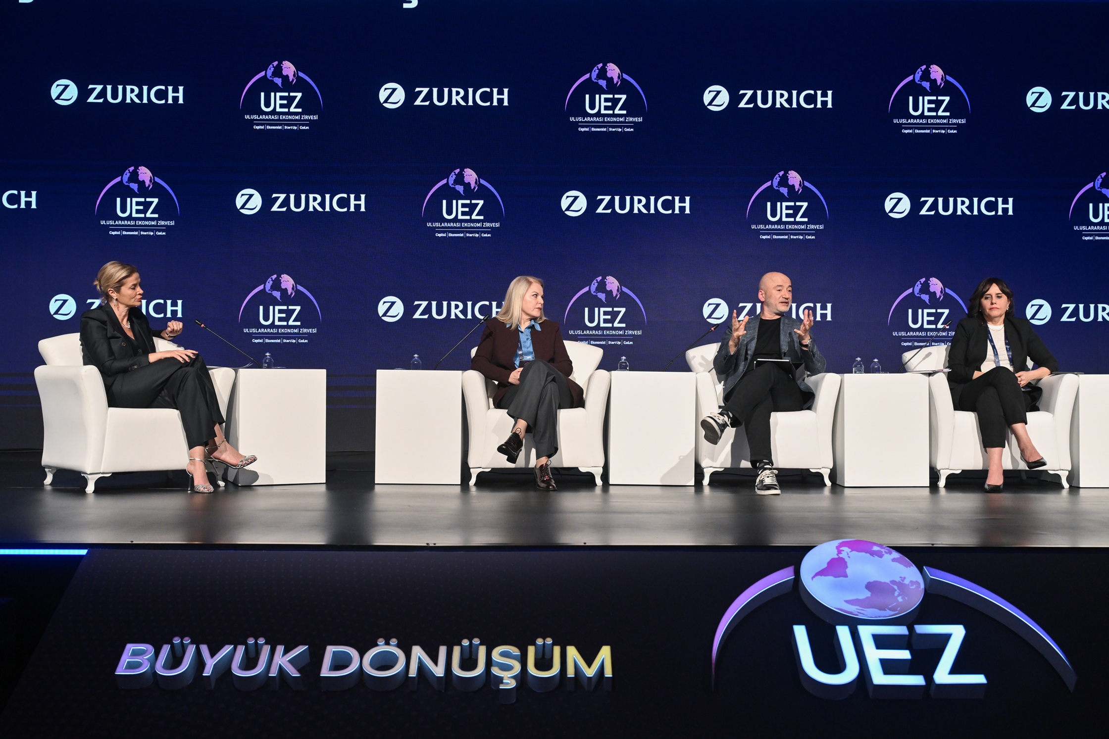 “Çoklu Krizler Çağında Yeni Dünya Düzeni ve Riskler”   panelinde yeni dönem dinamikleri tartışıldı 